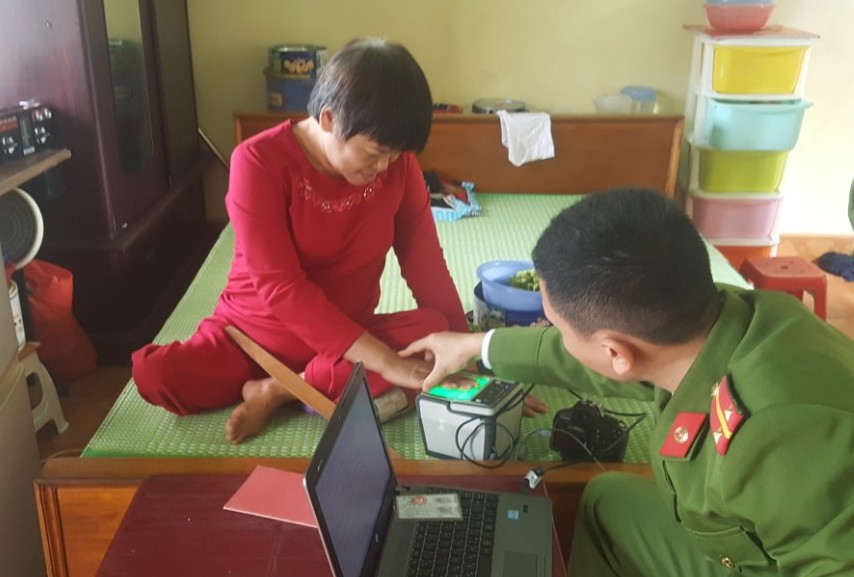 Công an huyện Kiến Thụy làm thêm giờ, phục vụ nhân dân